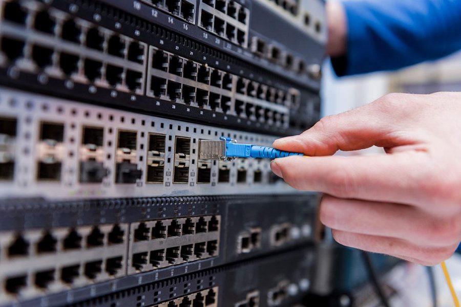 ingeniero-redes-trabajando-sala-servidores-conexion-cables-red-conmutadores